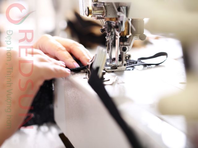 Vải Poly Thái có độ bền cao, nhưng nếu đường may không chắc chắn, áo dễ bị rách hoặc bung chỉ.