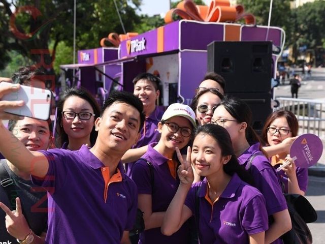 Đa số ngân hàng yêu cầu áo polo có cổ thay vì áo thun cổ tròn để giữ vẻ chuyên nghiệp