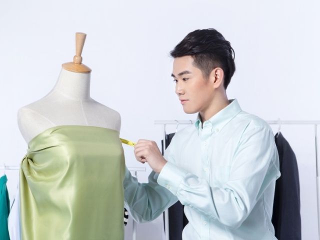 Chọn kiểu dáng áo sao cho phù hợp với các dáng người khác nhau trong nhóm hoặc tổ chức 