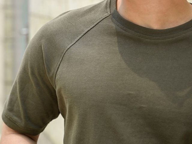 Tay áo liền với cổ áo: Không có đường may ở vai như áo thun thông thường