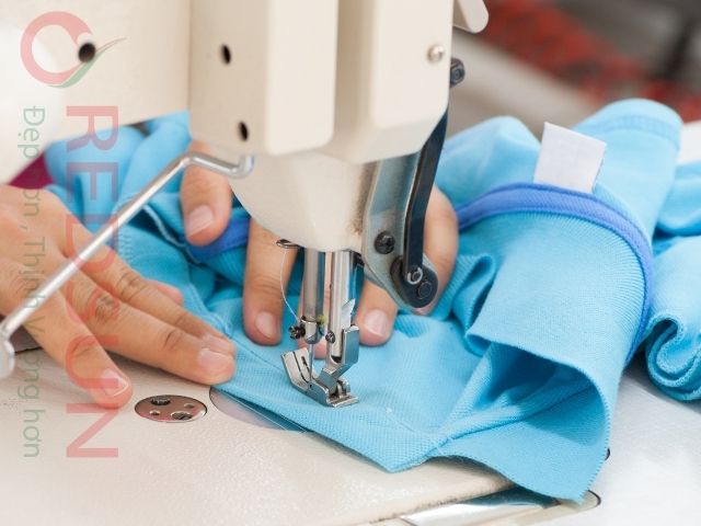 Kinh nghiệm lựa chọn cơ sở may áo thun cổ tim uy tín