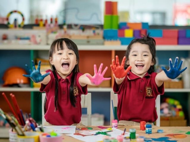 Một số trường có thể thêu logo nhỏ trên ngực áo nếu cần độ bền cao hơn.