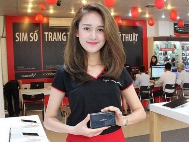 Khi nhân viên mặc đồng phục có màu sắc đặc trưng, họ giống như “biển quảng cáo di động”