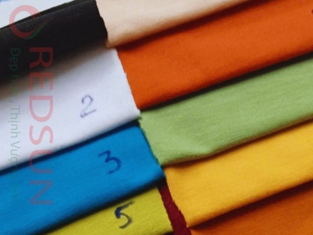 Vải cotton 100% mềm mại, thấm hút mồ hôi tốt, nhưng giá cao.