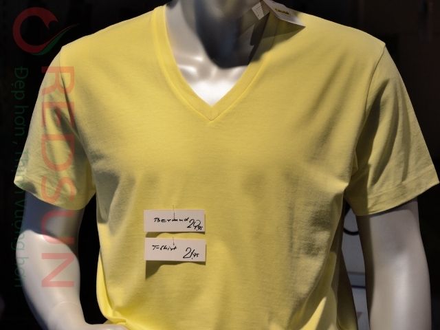 Chọn áo thun cổ tròn hoặc cổ bẻ cơ bản thay vì các kiểu dáng cầu kỳ