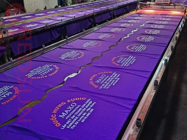 Các phương pháp in như in lụa (screen printing) hoặc in chuyển nhiệt (heat transfer printing) thường có chi phí thấp hơn 