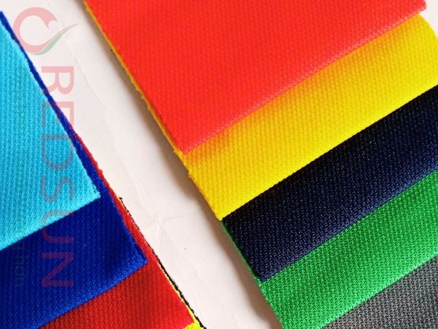 Mỗi loại vải đều được test độ co giãn, bền màu, xù lông trước khi sản xuất.