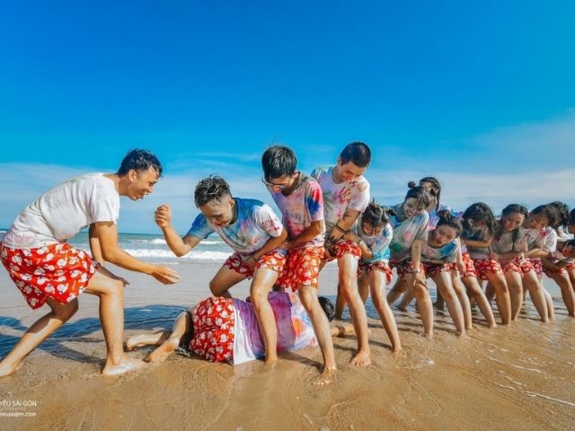 Nên đặt áo trước 2-3 tuần để có thời gian điều chỉnh nếu cần.