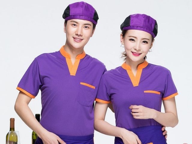 Đồng phục màu tím bao gồm phụ kiện như nón và tạp dề