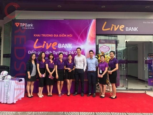 Mẫu áo thun đồng phục màu tím phối cổ vàng của ngân hàng TP Bank