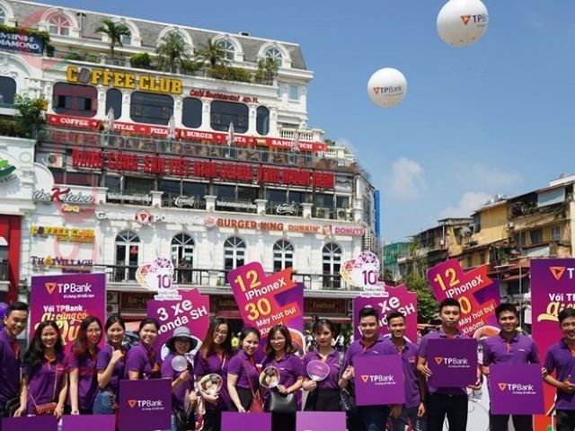 Mẫu áo thun đồng phục màu tím phối cổ vàng của ngân hàng TP Bank đẹp