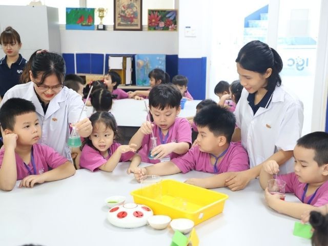 Mẫu áo này thường được thiết kế đơn giản với logo nhỏ ở ngực hoặc slogan in phía sau lưng