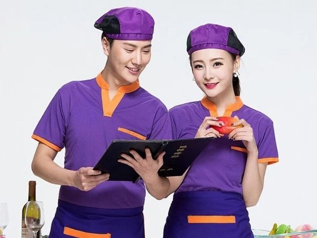 Áo thun đồng phục màu tím được ưa chuộng khi may áo cho nhân viên quán ăn cafe