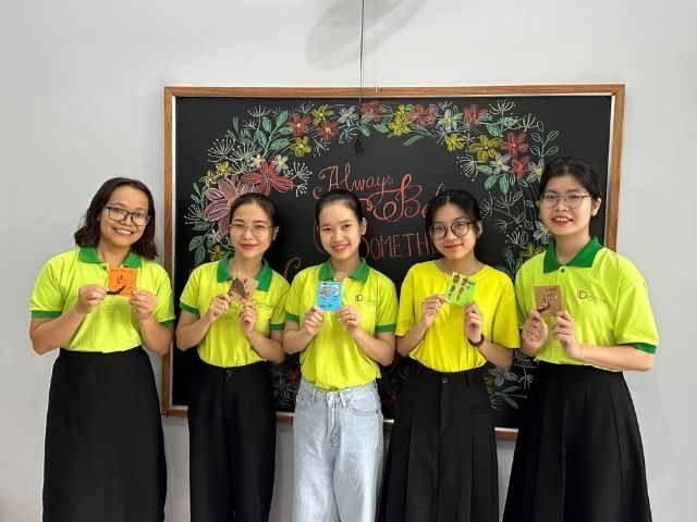 Áo thun đồng phục màu xanh mạ đang trở thành xu hướng được nhiều doanh nghiệp, trường học 