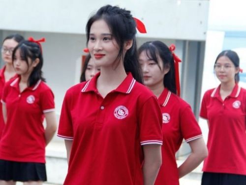 Tổng Hợp Mẫu Áo Thun Đồng Phục Trường Học Màu Đỏ Đẹp