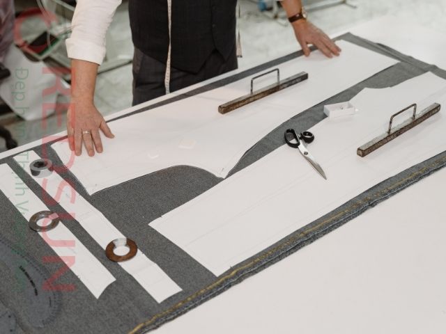 Yêu cầu cơ sở may gửi mẫu đồng phục hoàn chỉnh để kiểm tra trước khi đặt hàng