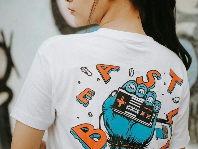 Các mẫu áo có thể bao gồm thiết kế đồ họa, typography, tranh vẽ tay