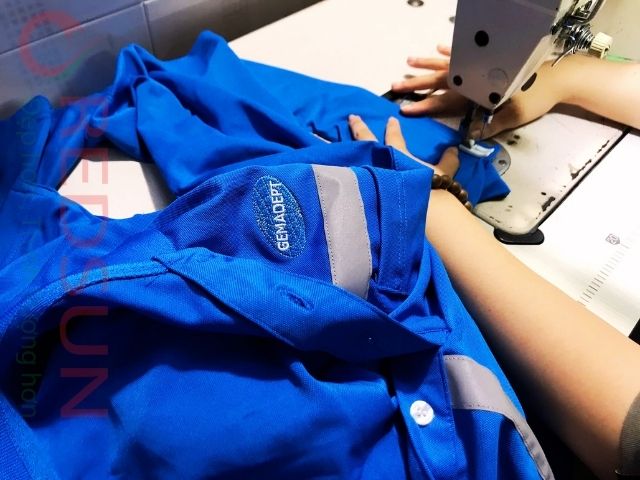 May theo mẫu, kiểm tra đường may, bo viền, ráp cổ, ráp tay áo.