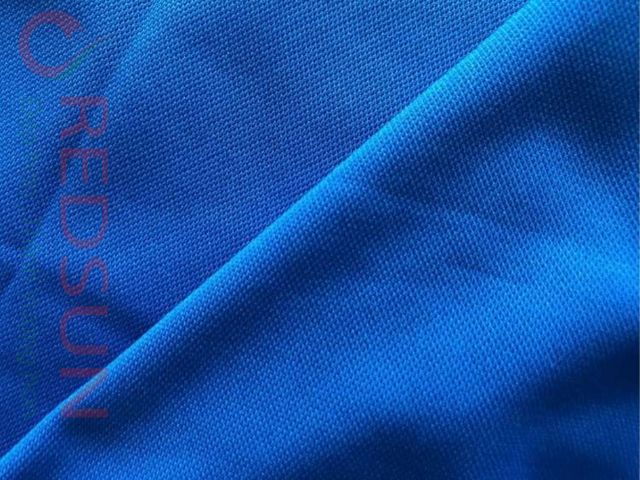 Bề mặt vải có cấu trúc lưới mắt (dệt Piqué) , giúp tăng độ thoáng khí