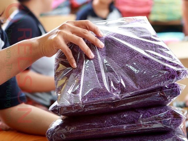 Đóng gói riêng từng áo theo size, tên nhân viên