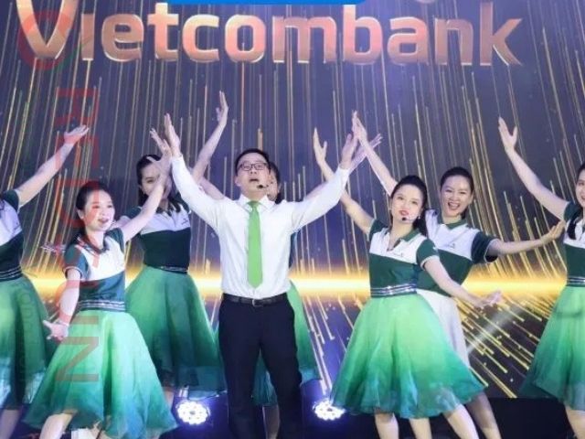 Một số ngân hàng có quy định mặc áo thun đồng phục vào ngày cuối tuần