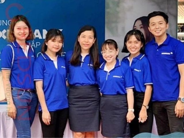 Yêu cầu kiểm tra các mẫu áo để đảm bảo chất lượng vải, mực in, độ bền và sự thoải mái khi mặc