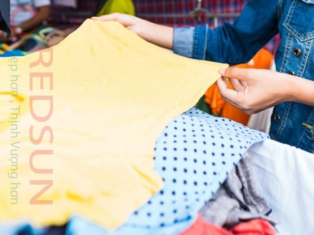 Nếu chọn vải rẻ tiền, áo có thể gây nóng bức, khó chịu, ảnh hưởng đến hiệu suất làm việc