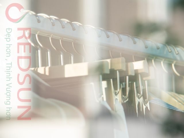 Phơi áo ở nơi thoáng mát, có gió tự nhiên, tránh phơi dưới nắng gắt.