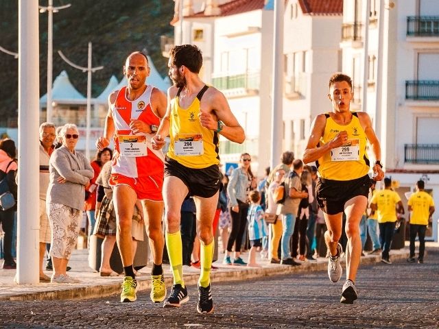 Các đội thể thao, câu lạc bộ thể thao hoặc các trường học thường đặt phụ kiện đồng phục