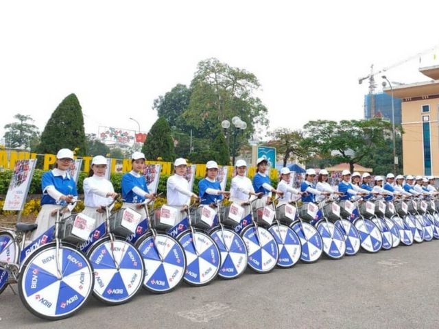 Tặng áo thun quảng cáo cho khách hàng giúp tăng thiện cảm và gắn kết thương hiệu