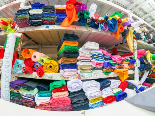 Nếu bạn đặt số lượng lớn (ví dụ cho một công ty hoặc đội nhóm), giá sẽ rẻ hơn so với việc may một số lượng nhỏ