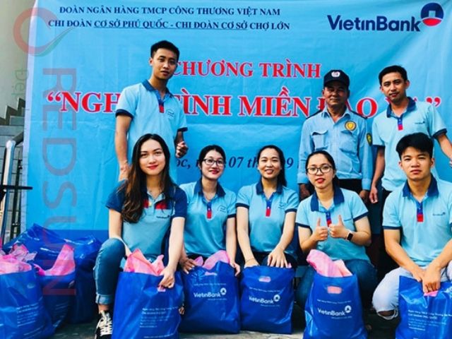 Nhân viên mặc áo thun đồng phục giúp khách hàng dễ nhận diện thương hiệu