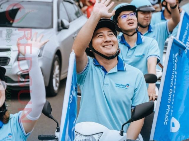 Áo thun thường có logo, màu sắc, slogan của ngân hàng, giúp quảng bá thương hiệu mọi lúc mọi nơi.