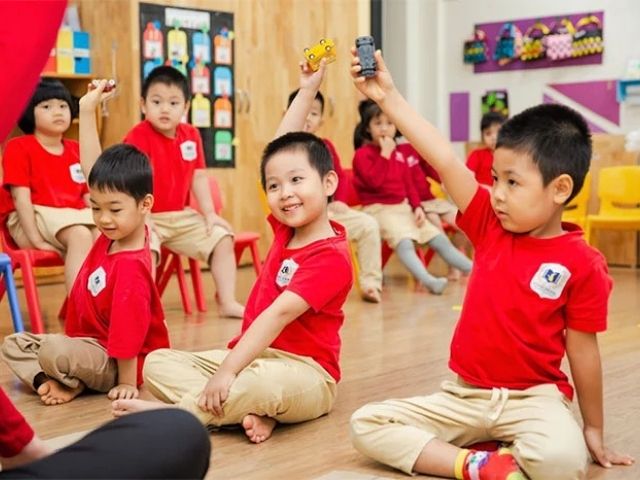 Đồng phục giúp các bé trông gọn gàng, đáng yêu và tạo sự đồng đều