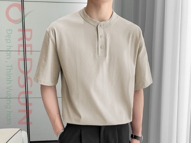 Áo thun cổ tàu mang lại một phong cách trang nghiêm, thanh lịch