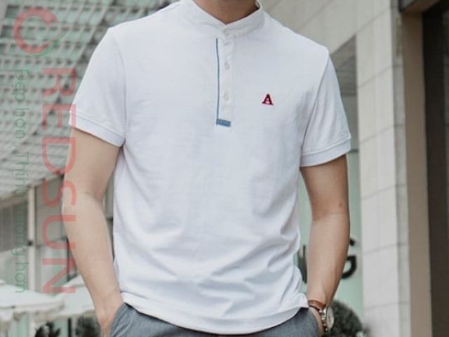 Khi nhân viên mặc áo đồng phục, đặc biệt là kiểu áo có thiết kế đặc biệt như cổ tàu