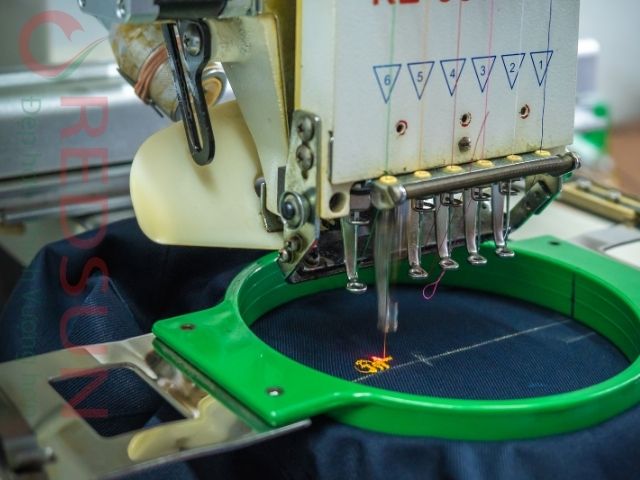 Chọn phương pháp in: In lụa, in decal, in chuyển nhiệt,... hoặc thêu logo nếu muốn bền đẹp hơn