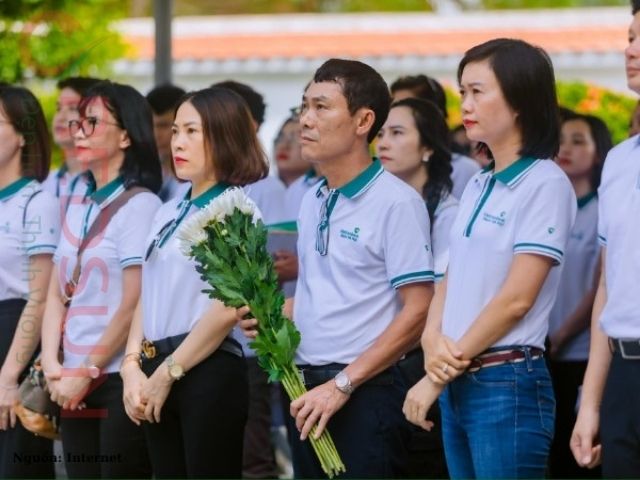 Xác định màu sắc áo thun dựa trên logo và hình ảnh thương hiệu ngân hàng