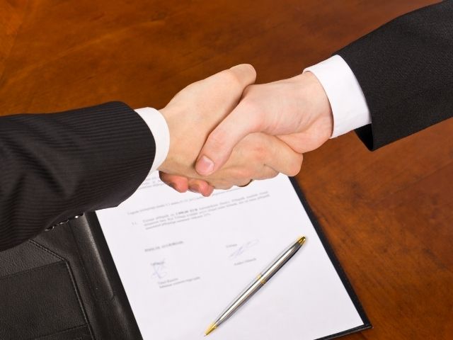 Sau khi thống nhất giá cả và các yêu cầu, bạn sẽ thỏa thuận về các điều khoản giao hàng, thời gian sản xuất