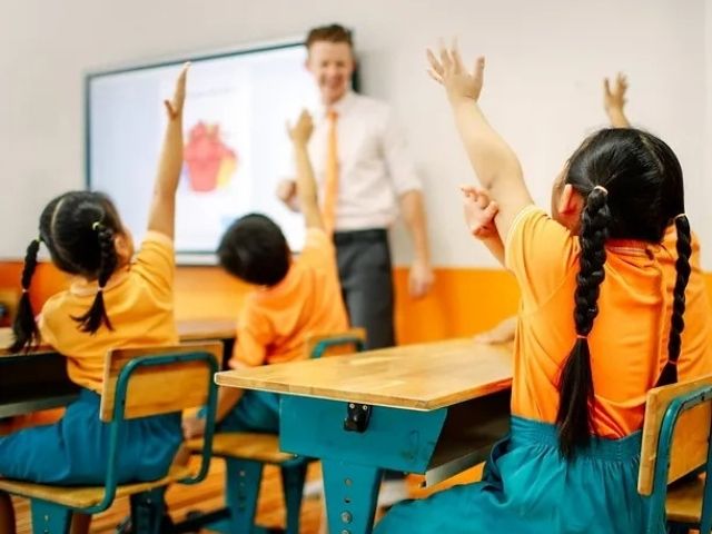 Đồng phục giúp giáo viên có vẻ ngoài chỉn chu mà không cần tốn nhiều chi phí