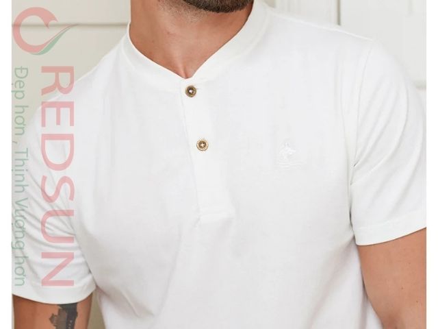 Áo thun cổ tàu có thể được sản xuất với chất liệu bền, dễ bảo quản