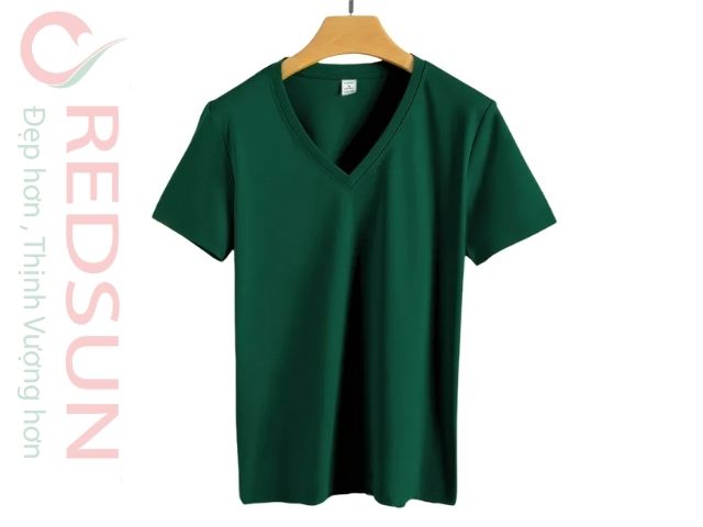 Áo thun cổ tim có thể được may từ nhiều chất liệu khác nhau