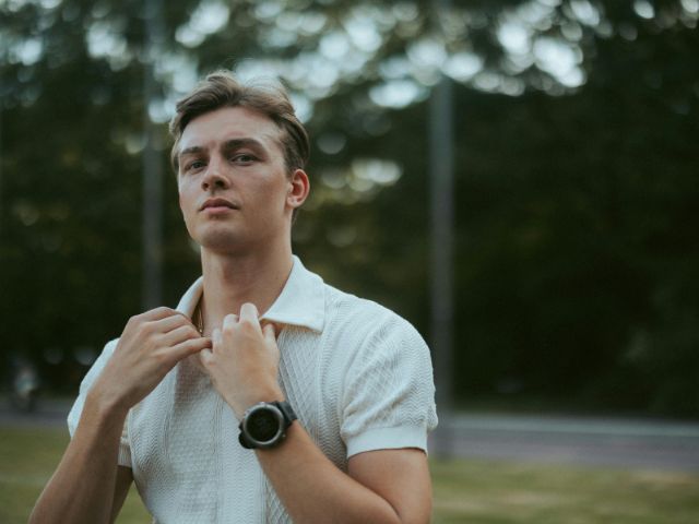 Bề mặt vải có kết cấu vảy giống da cá sấu, mang lại một vẻ ngoài sang trọng, lịch sự và tinh tế