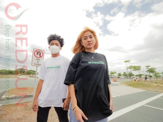 Thiết kế tay áo phối màu khác thân áo, tạo điểm nhấn nổi bật