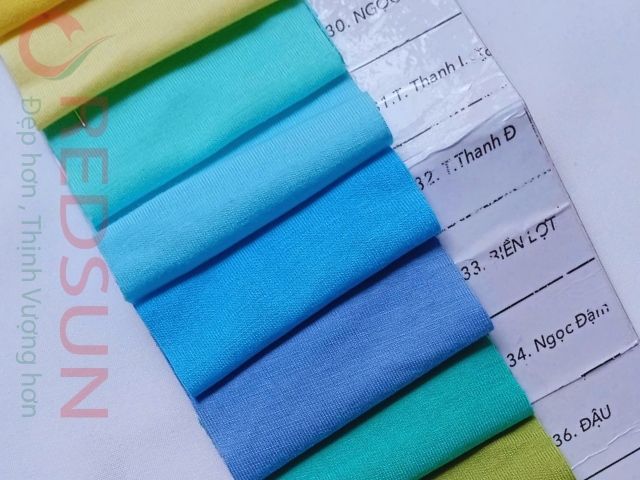 Nhóm màu xanh tạo cảm giác mát mẻ, thân thiện, thường dùng trong áo đồng phục công sở