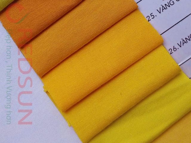 Màu vàng sáng, gần như neon, cực kỳ nổi bật khi dùng cho sự kiện