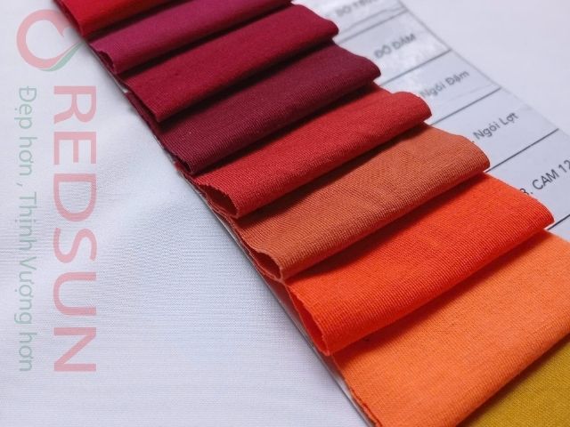 Tông đỏ hơi cam, giống màu quốc kỳ Việt Nam