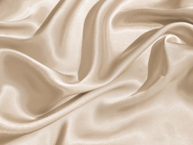 Lụa là chất liệu tự nhiên cao cấp, mềm mại, mịn màng và tạo cảm giác mát mẻ