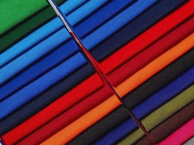 Bề mặt mịn, hơi bóng nhẹ, mang lại cảm giác hiện đại.