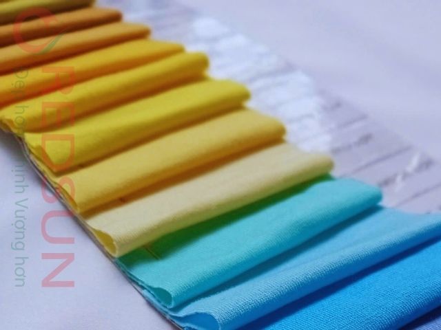 Bề mặt vải trơn, mát lạnh khi chạm vào.